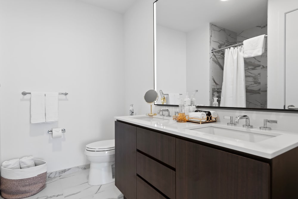 Sky-high Living Lake Views Elite Experience