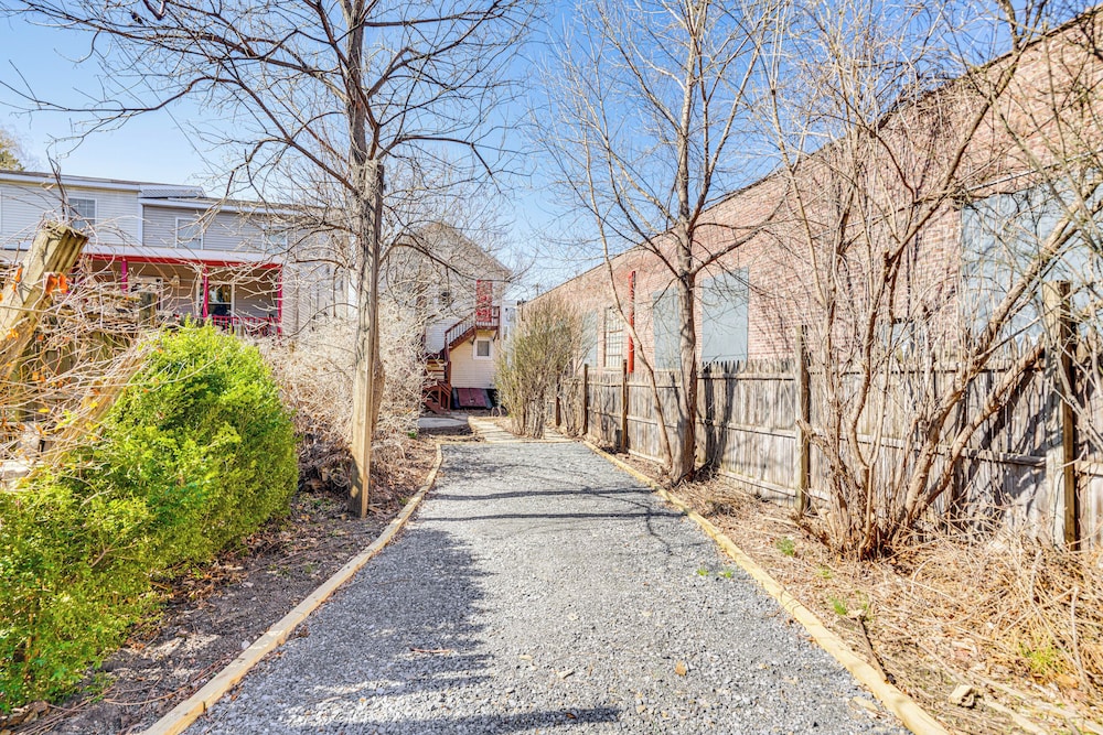 Walk to Dtwn Hudson: Cozy Upstate Apartment
