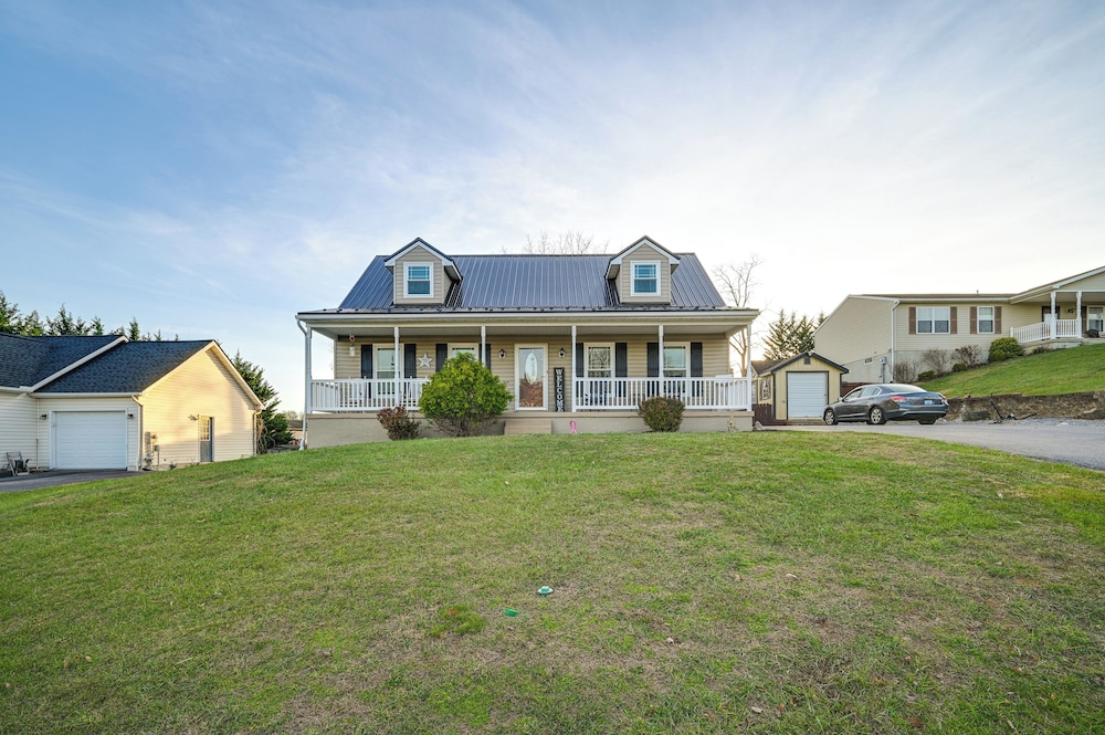 Large Family Home: 5 Mi to Dtwn Hagerstown!