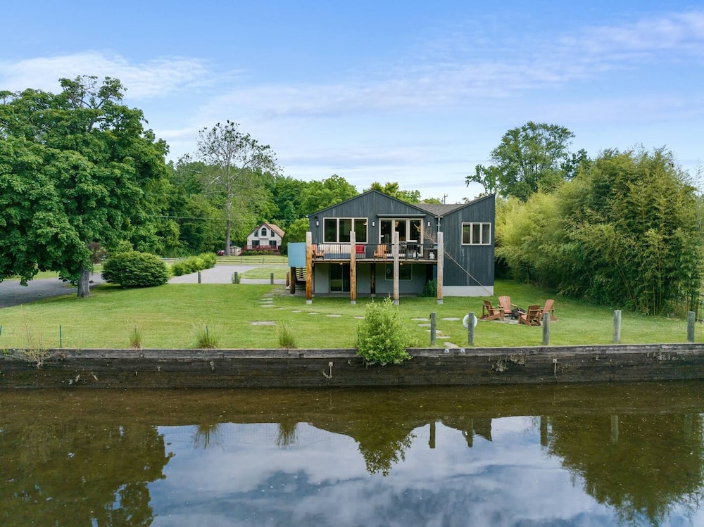 Mod Artist Home With River Views