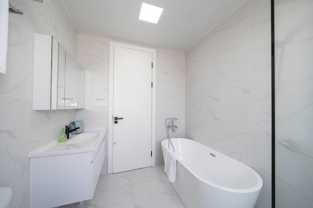 Tyms Elegant 4BR 2BA Apt in Xujiahui