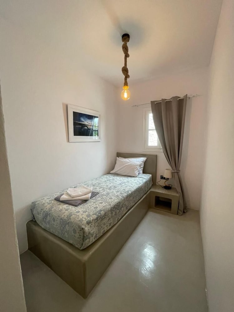 Zoumis Residence