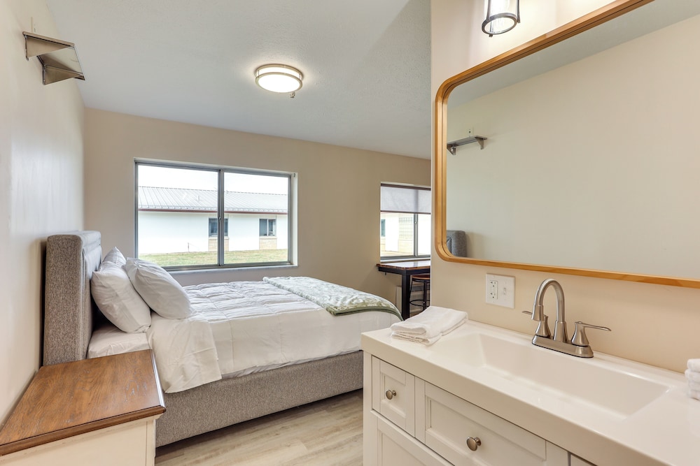 Walk to Ocu, Golf: Updated Oakland City Studio!