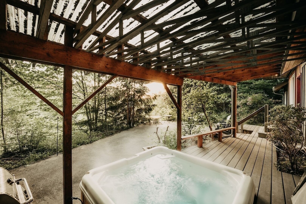 70mbr- Hot Tub - Bbq - Wi-fi - Pets Ok - Sleeps 8 3 Bedroom Home by RedAwning
