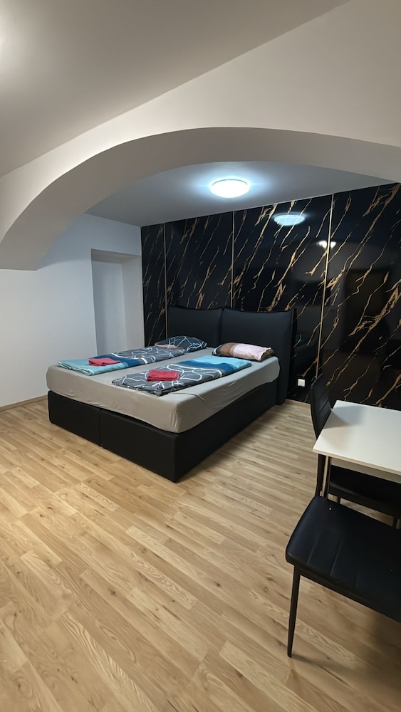 Cozy 1BR Plus LR Near Amusement Park