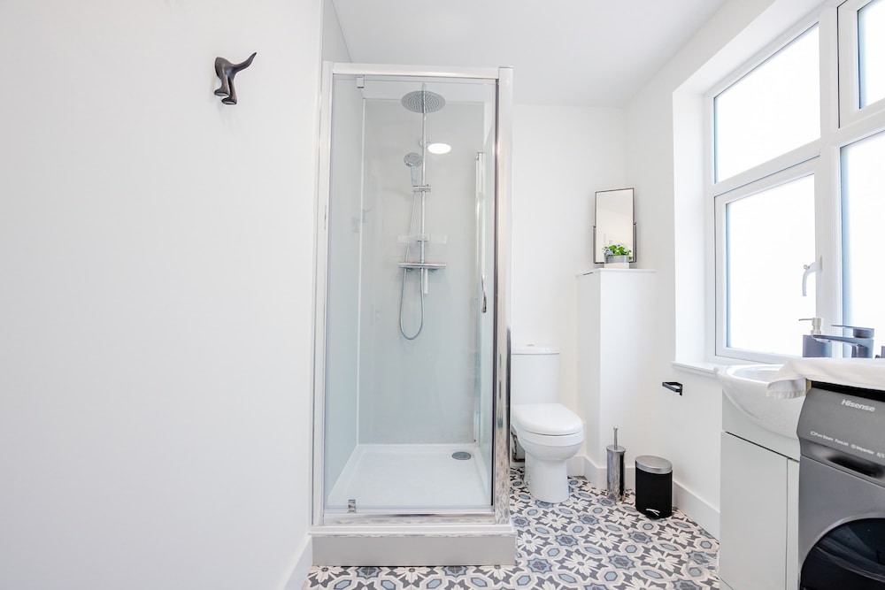 Host Stay Croydon Road Apartment