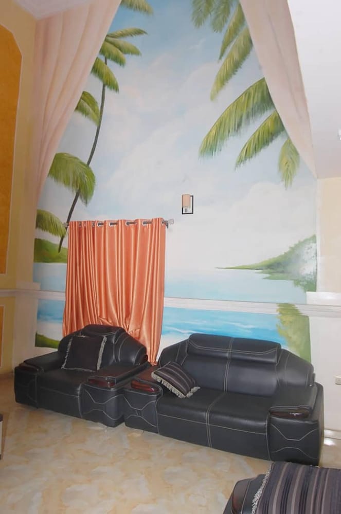 6 Bedroom Serviced Apartments In House in Benin