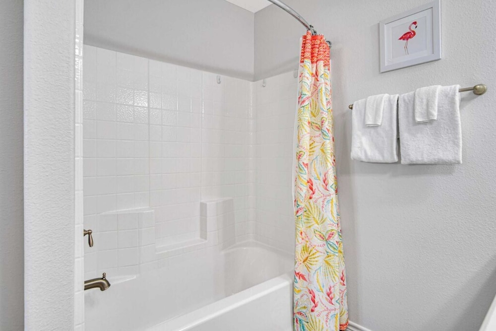 Purple Parrot by Avantstay Heated Pool, Beach Access & Central Port A Location