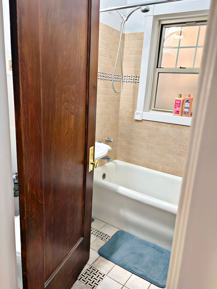 Perfectly Located 1BR - Hinman D2