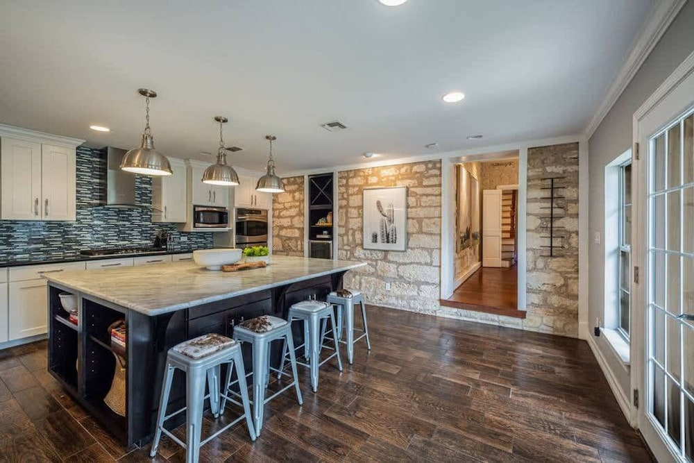 Luxurious Historic 5BR Fredericksburg inn w spa