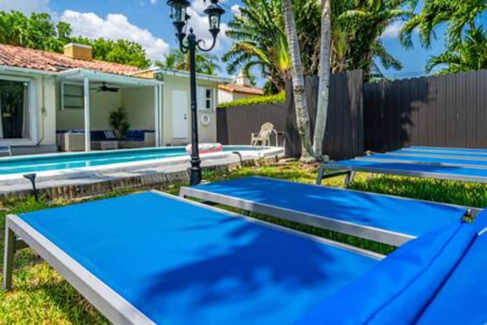 437 NE 107th Pool Hot Tub Patio 5 Bedrooms 3 Baths Parking