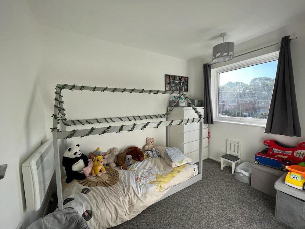 Impeccable 2-bed Apartment in Eastleigh view 5