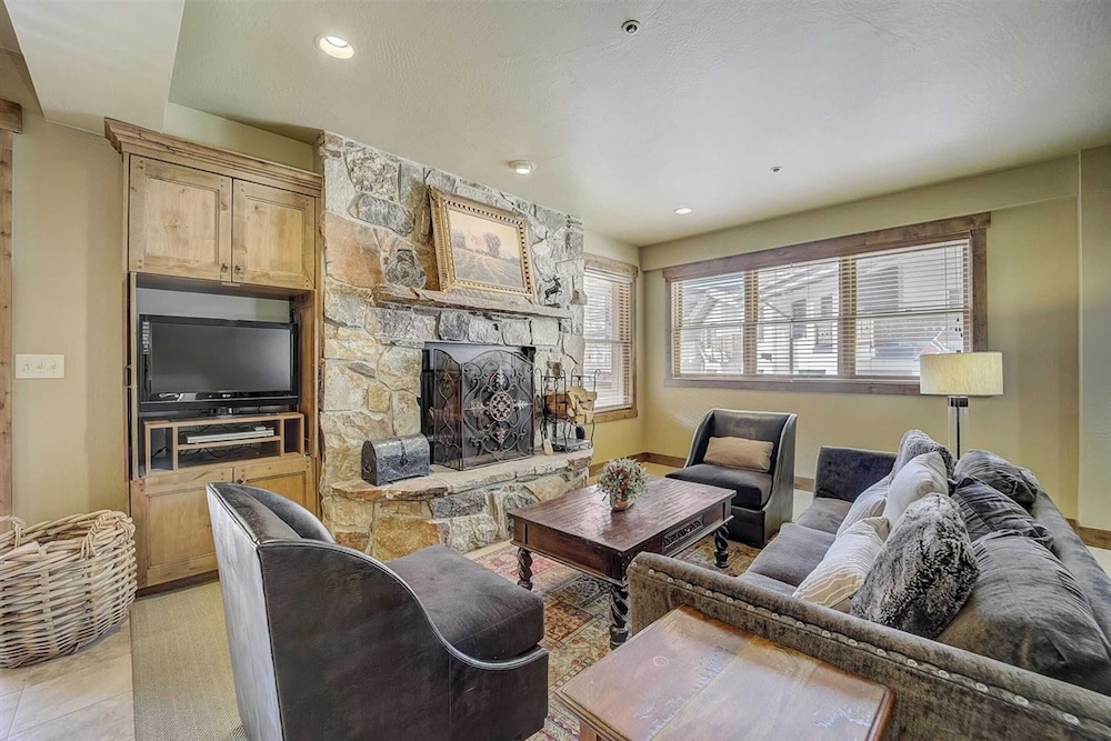 7 Condos, Ski-in/ski-out + Hot Tubs Sleeps 30 Mont Cervin by Avantstay