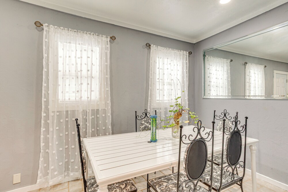 3 Mi to Dtwn Okc: Inviting Home w/ Yard!