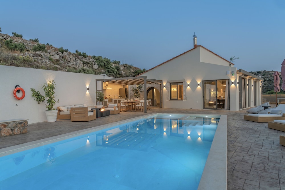 Luxury Villa Maximus - With Private Heated Pool