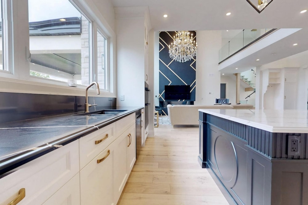 Lucky Mansion Luxury Villa in Fort Erie