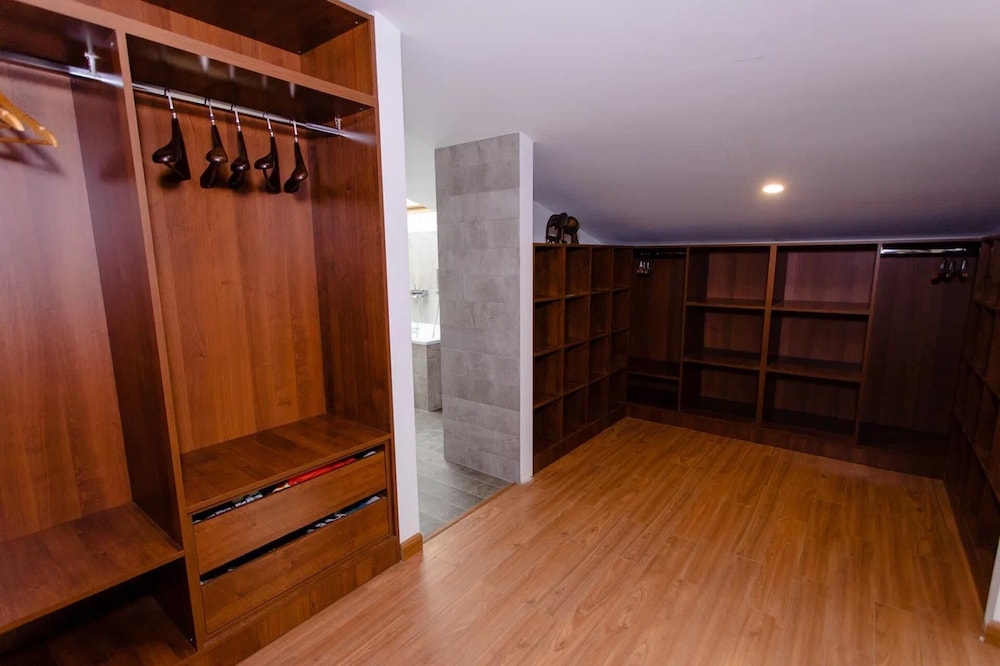 4 Bed Villa Estate Sleeps 7 - Pool, Garden, Sauna
