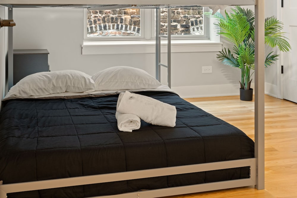 3 Bed 2 Bath Chicago Retreat w Balcony Parking