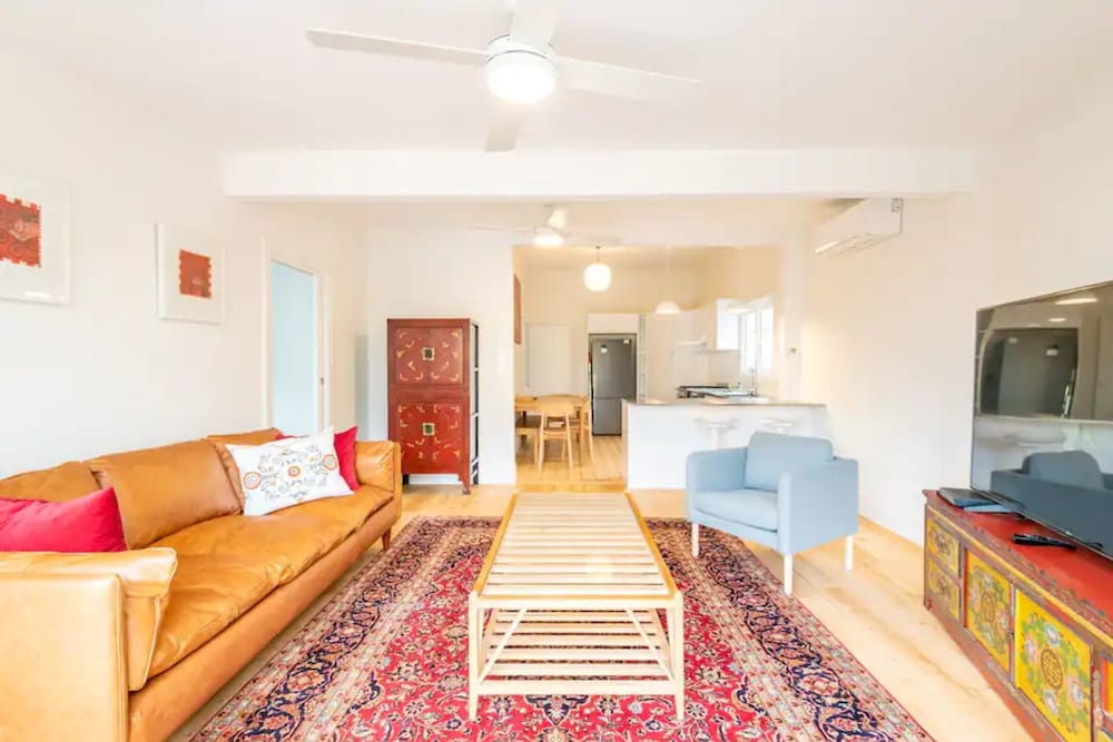 Elegant 2 Bedroom Family House With Backyard in Richmond