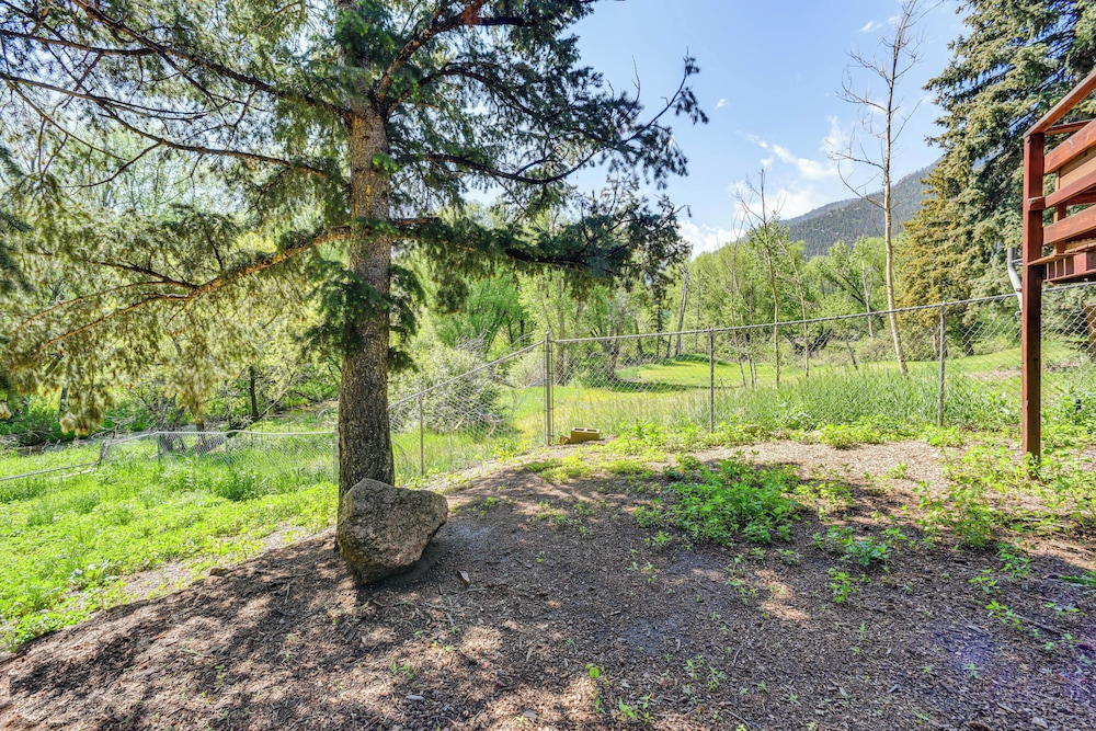 Dog Friendly: Cabin w/ Yard & Mtn Views in Cascade