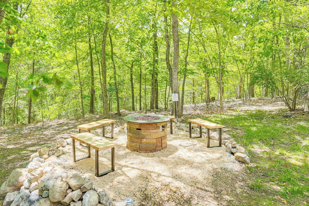 4 Mi to Massanutten Resort: Family Home w/ Views!
