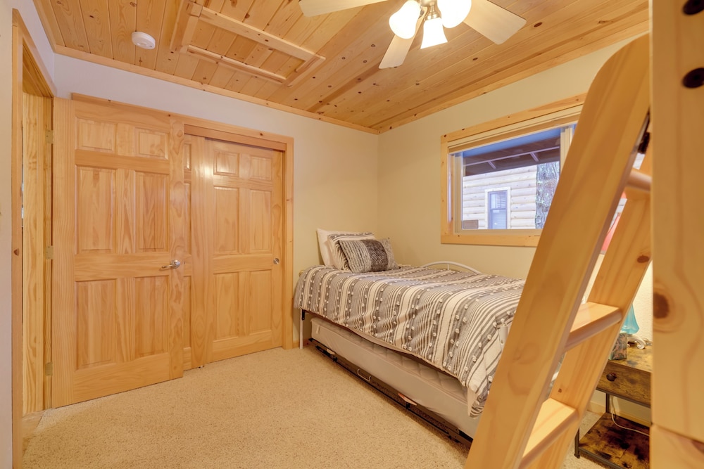 5 Mi to Dodge Ridge: Cabin in Strawberry