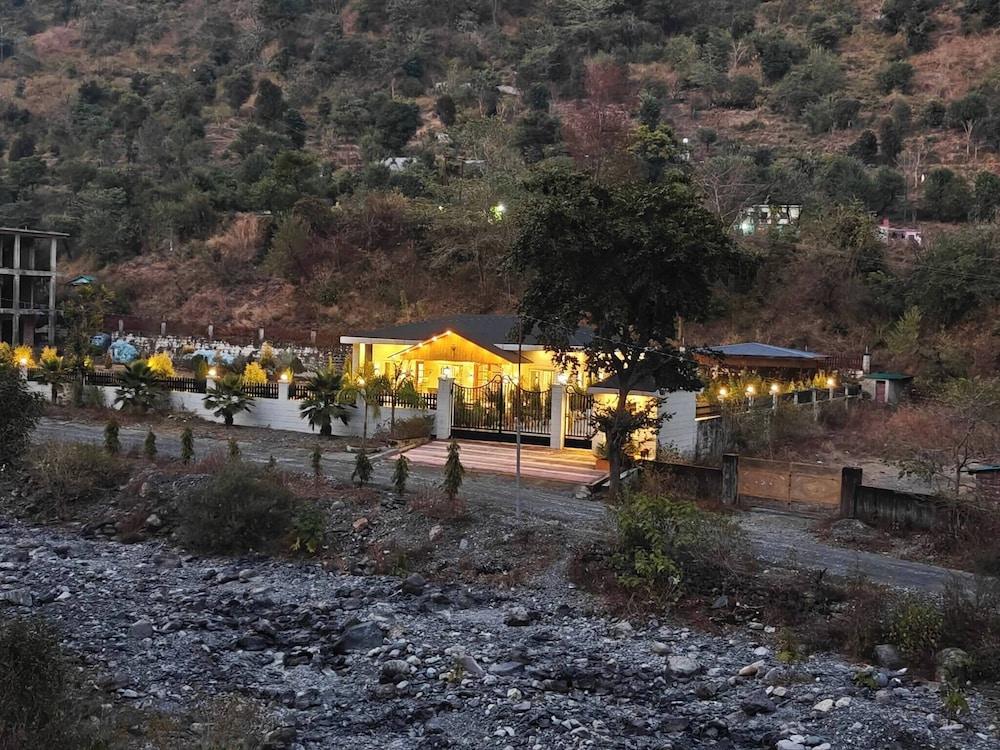 The Paradise - Luxury 3BR Villa Near the Airport in Dehradun