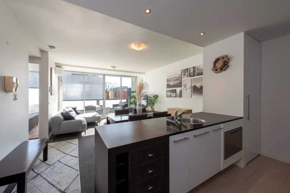 Central 2BR in Prime Carlton Location w/ Parking!