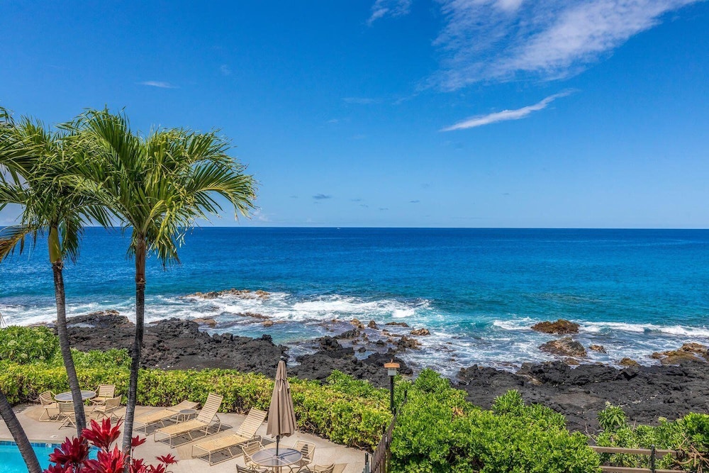 Air-conditioned Ocean Front Hawaii Townhome! - Sleeps 6 - Vrkcv