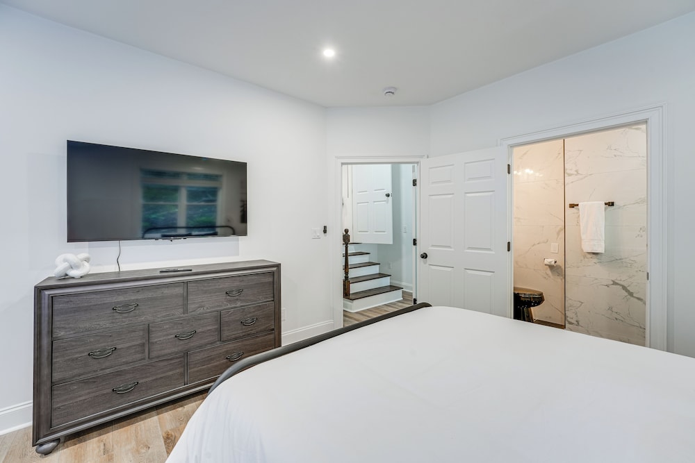 Hot Tub, Decks & 2 Kitchens: Mtn-view Jasper Gem!