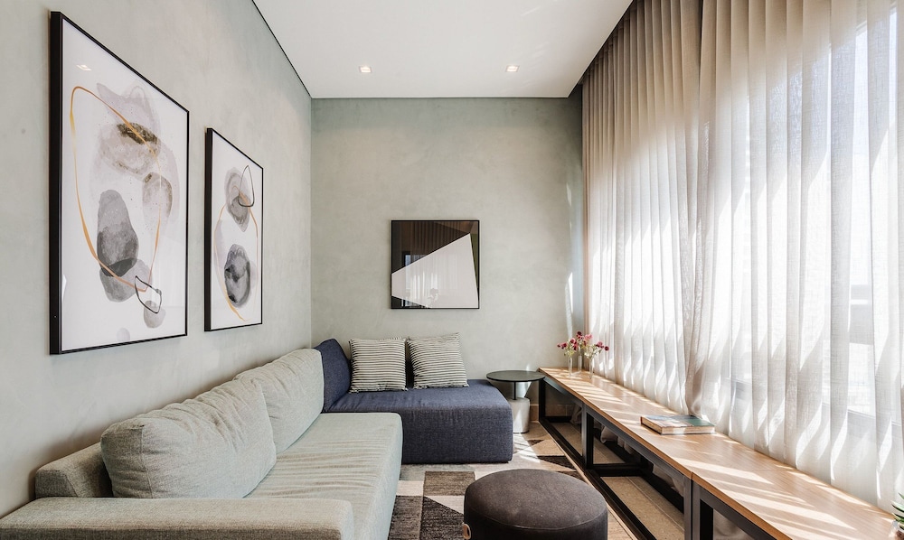 Modern Apartment w/ Pool Close to Shopping Bia035