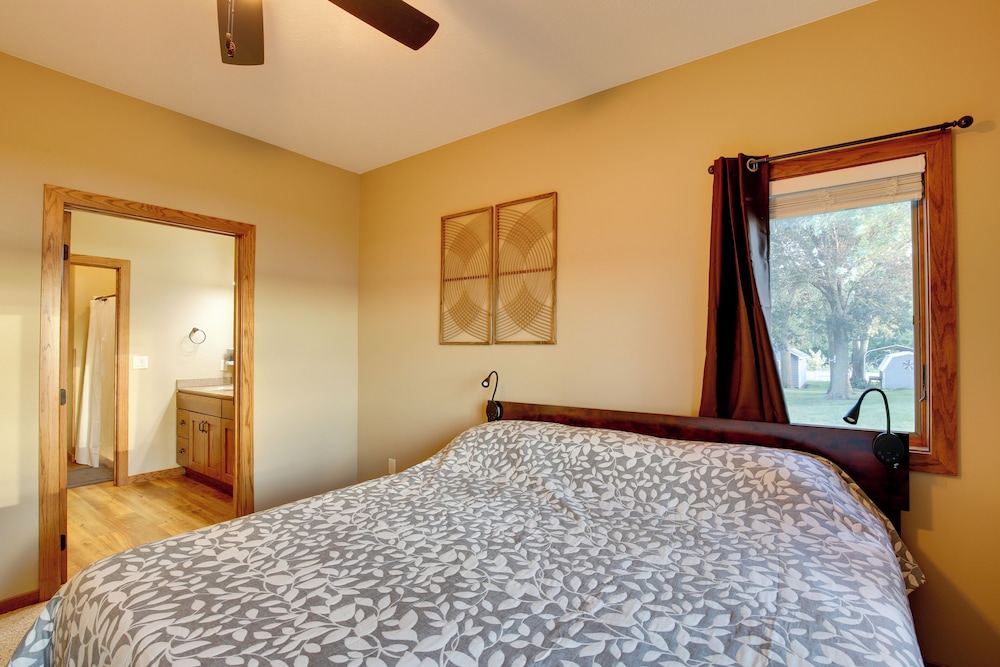 Game Room + Views: Family Retreat on Silver Lake