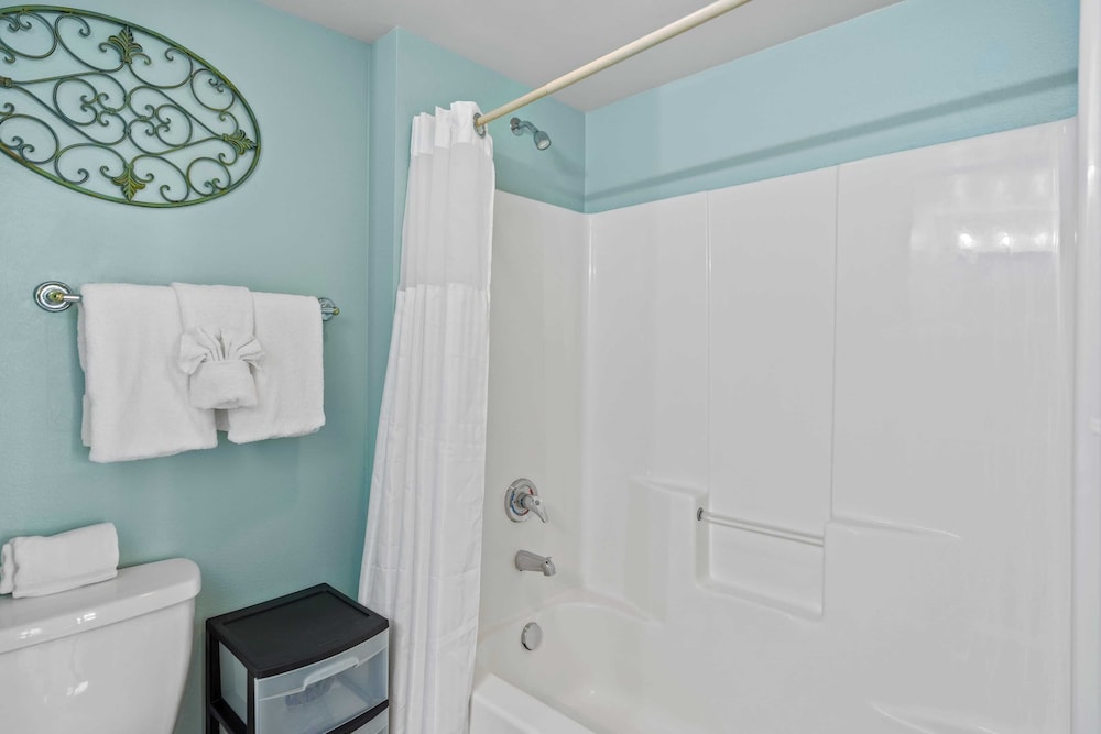 Relax at Panama City Beach Balcony, Parking, Walk to Dining