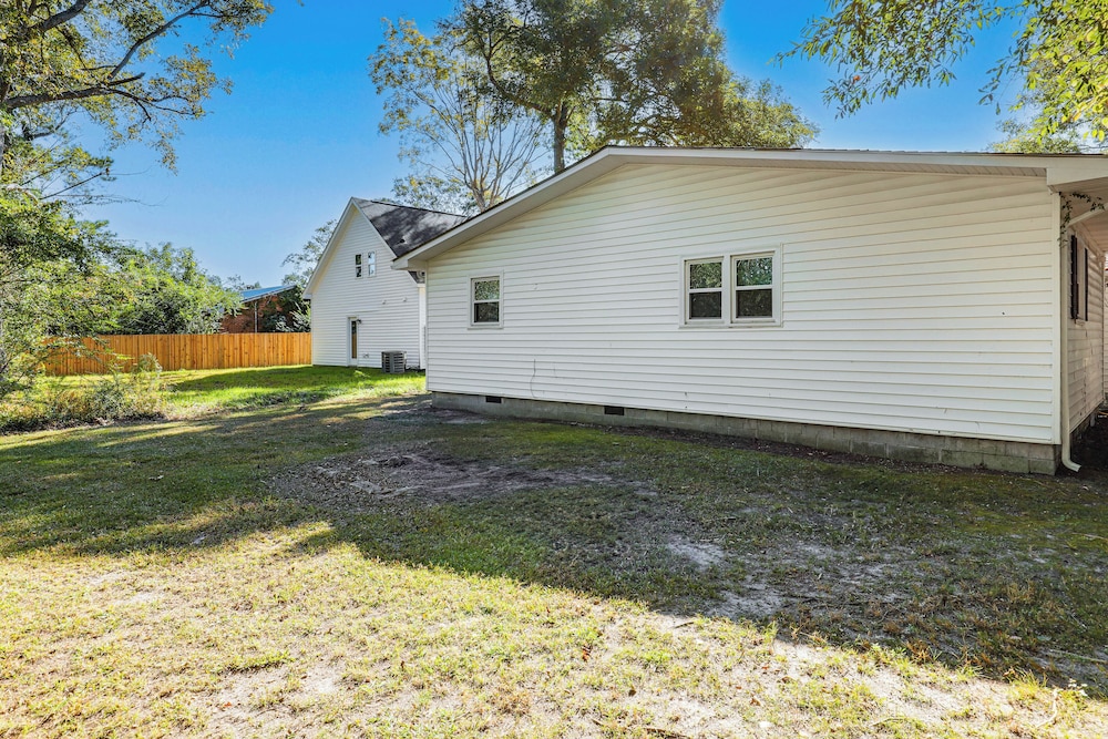 Small-town Charm & Local Dining: Home in Burgaw! view 2