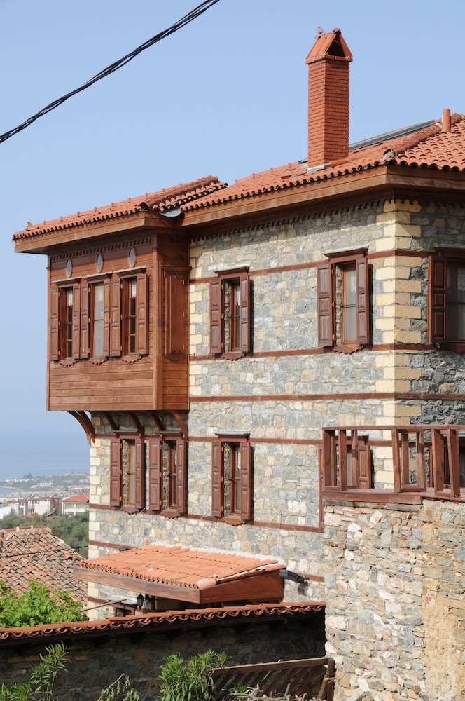 Altin Cesmeli Konak