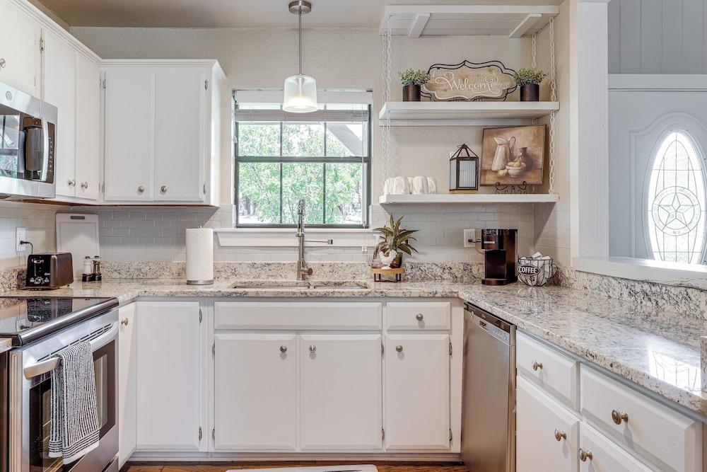 3 Mi to Boerne Lake: Getaway w/ Deck & Yard!