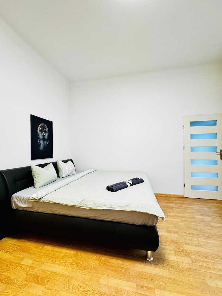 Lovely 2BR for 5 Peaceful Central Stay