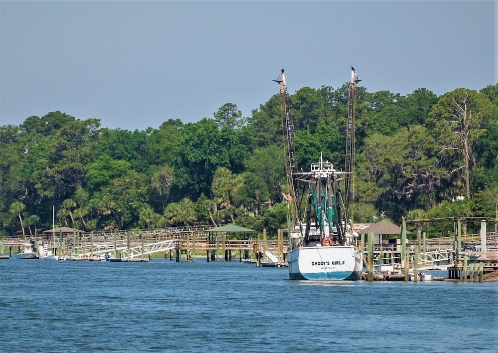 Coastal Quarters in Bluffton - Dog Friendly! Bluffton Park Lowcountry Charmer