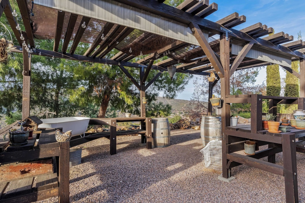 Hilltop Estate w/ Pool, Hot Tub, Fire Pit, Views Cleveland Vista by Avantstay