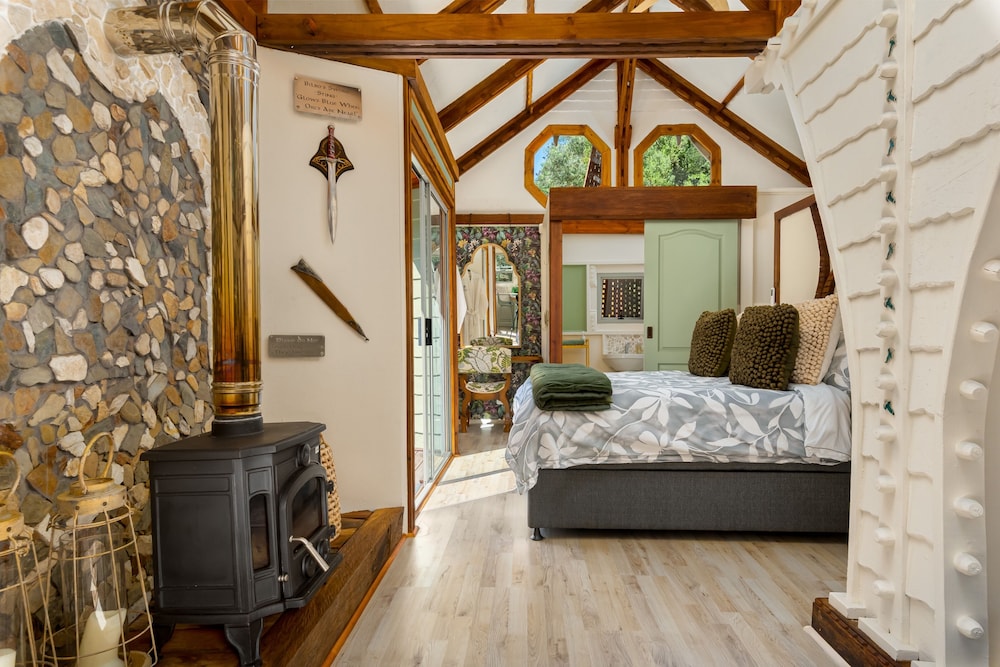 Amazing Riverside Retreat With Hot Tub & Ecopool