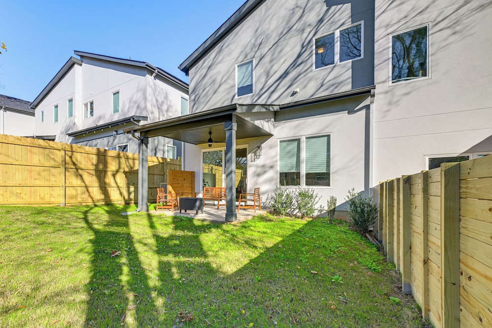 2 Mi to Bank of America Stadium: Townhome w/ Patio