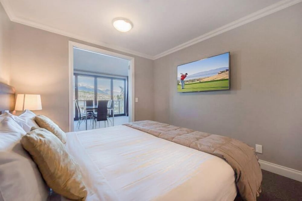 Absolute Lakefront Living 2 Bedroom view 5