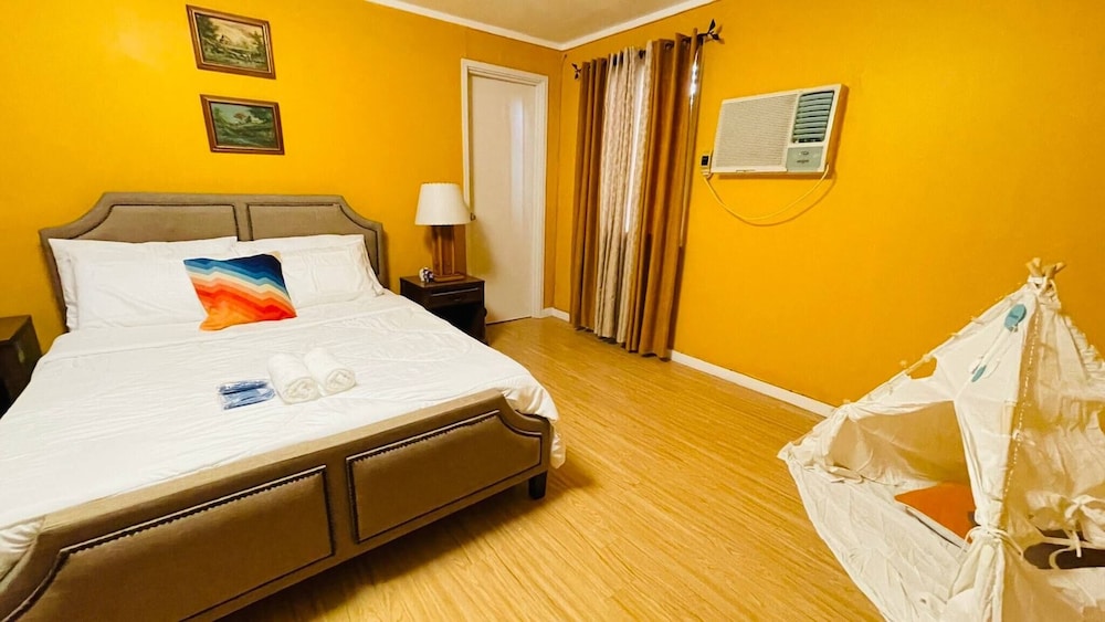House w 3 Bedrooms And 3 Baths - Free Parking view 5