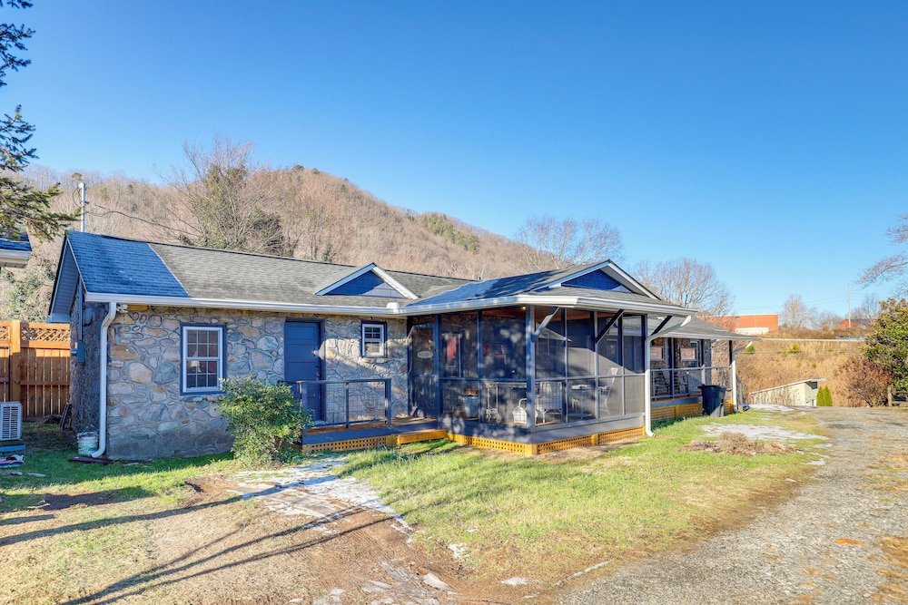 2 Blocks to AT: Mountain View Cabin Unit 2