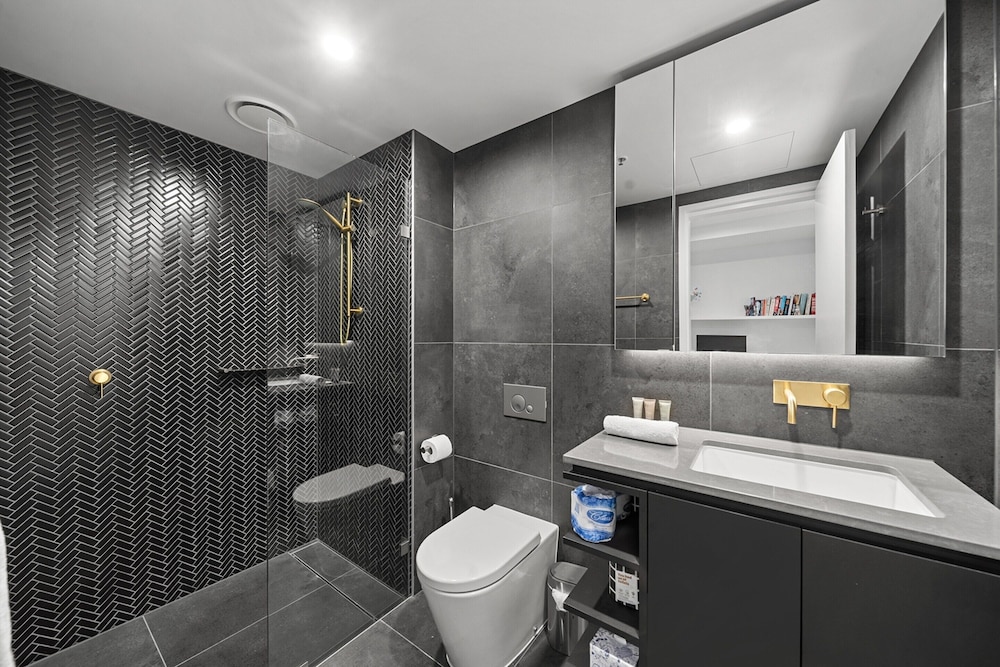 Bright Unit With Secure Parking and Garden Access