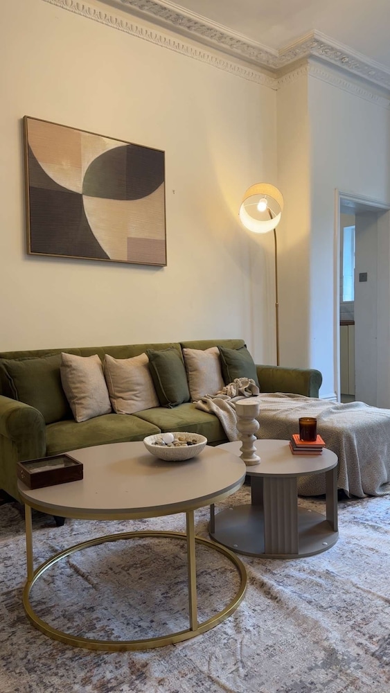 Cosy West Kensington Apartment - 3 Min to Tube