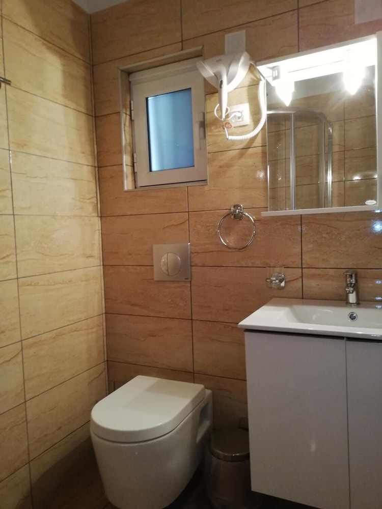 Spiros rooms