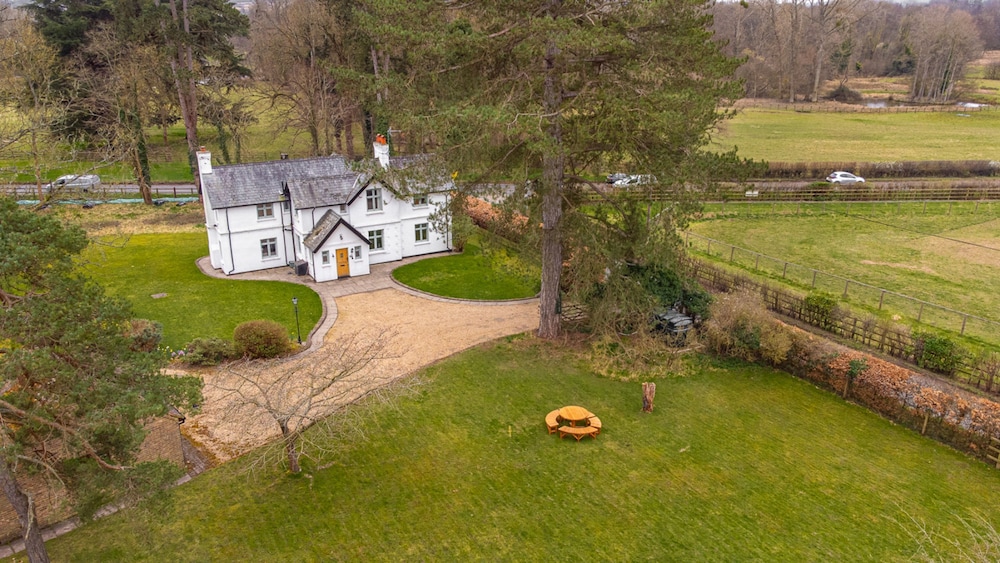 Benhams Country Cottage - From 250 Per Night