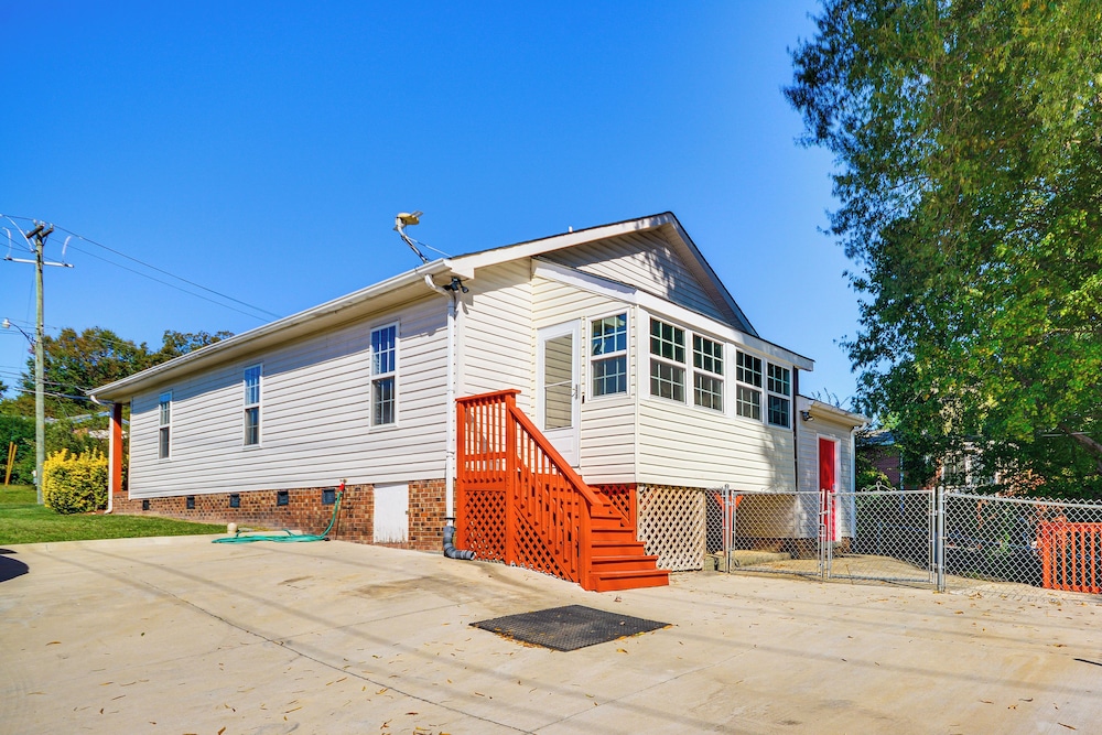 2 Mi to Dtwn Greensboro: Pet-friendly Retreat!