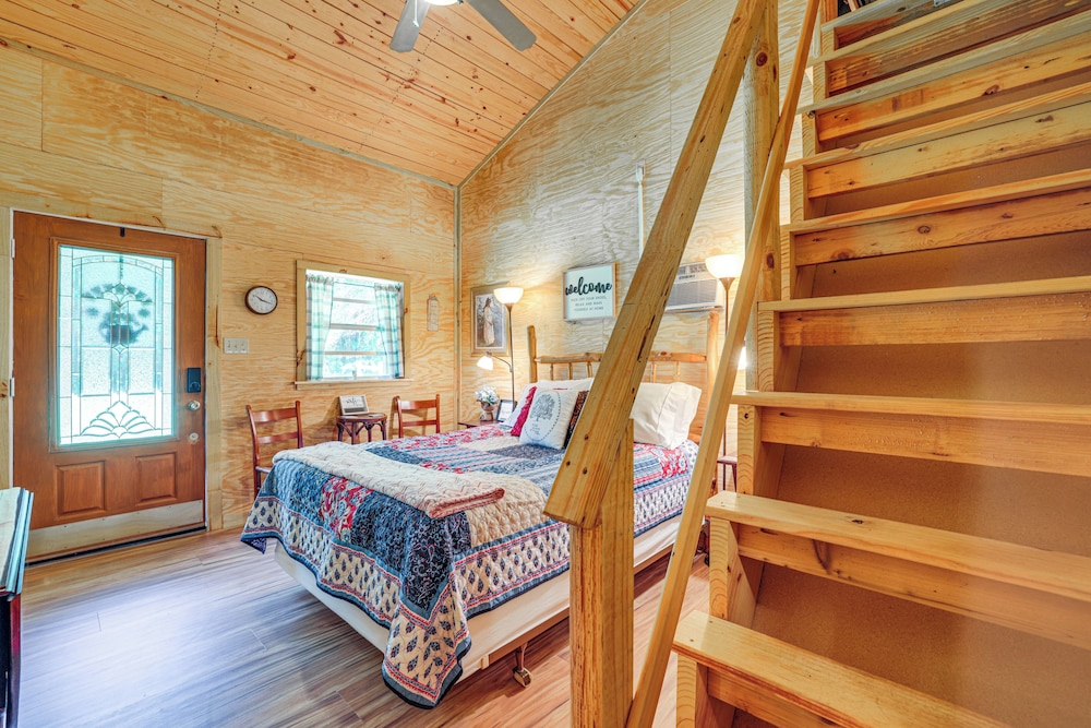 Lake Butler Cabin on 5 Acres w/ Fire Pit!